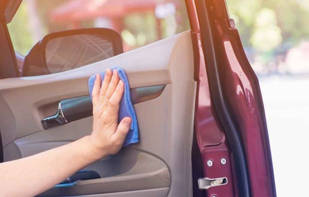 ¿Se puede limpiar el coche con un estropajo?